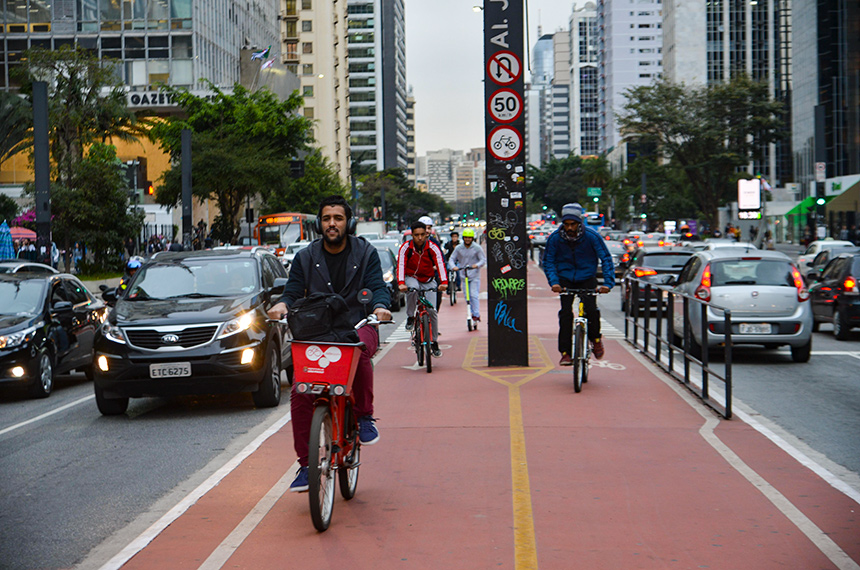 Ciclistas na avenida Paulista